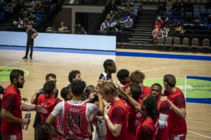 Los jugadores del UCAM Murcia hacen piña antes de saltar al Arena SamElyon. Fuente: FIBA Eurocup web