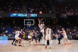 Willy Hernangómez y Cacok en el momento del salto inicial. Fuente: UCAM Murcia CB