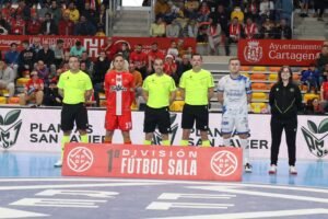 Los capitanes de Jimbee Cartagena y Quesos Hidalgo Manzanares posan para la foto protocolaria con los árbitros. Fuente: Jimbee Cartagena