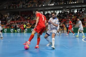 Pablo Ramírez aguanta el balón ante un jugador del Quesos Hidalgo Manzanares. Fuente: Jimbee Cartagena