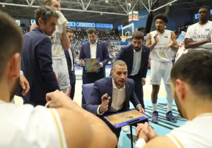 Bruno Savignani da instrucciones a sus jugadores en un tiempo muerto. Fuente: Burgos Conecta