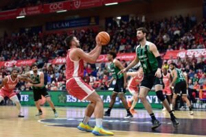 Cate tira delante de Ante Tomic. Fuente: UCAM Murcia