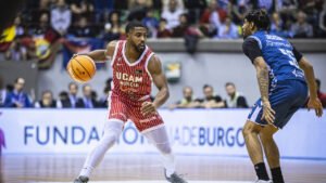 David DeJulius, jugador del UCAM Murcia, lleva la pelota en zona ofensiva. Fuente: ACB vía web