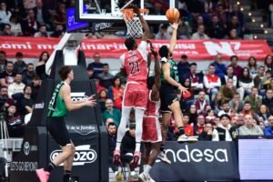 Diagne. dispuesto a taponar la entrada de Cameron Hunt. Foto: Javier Bernal