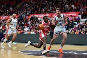 Dylan Ennis busca la penetración bajo la defensa de Reuvers. Fuente: Javier Bernal