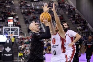 Jonathan Rousselle intenta anotar ante la defensa de Marco Spissu (Foto: vía Coviran Granada/redes sociales ´X`)