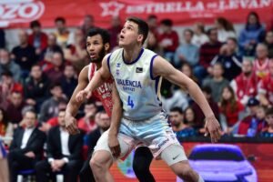 Hicks y Pradilla pelean por una buena posición de cara a pillar el rebote. Foto: Javier Bernal