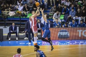 Sander Raieste ejecuta un triple en la cara de Pablo Almazán, jugador del San Pablo Burgos. Fuente: ACB PHOTO