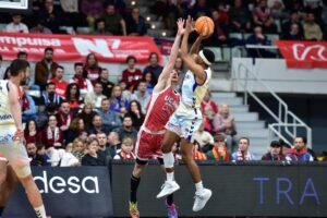 Sander Raieste, jugador del UCAM Murcia, intenta taponar el tiro de Kameron Taylor. Foto: Javier Bernal