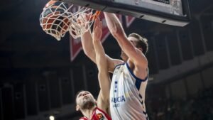 Reuvers hace un mate en el partido de Euroliga contra Olympiakos. Fuente: Valencia Basket web
