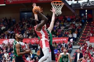 Howard Sant - Roos tira forzado con Ruzic muy pegado a él. Fuente: UCAM Murcia