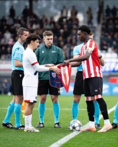 Cambio de banderines entre capitanes.