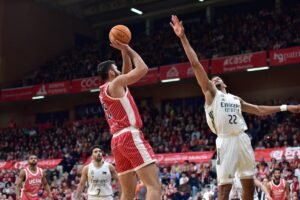 Cate tira delante de Edy Tavares en el UCAM Murcia - Real Madrid. Foto: Javier Bernal