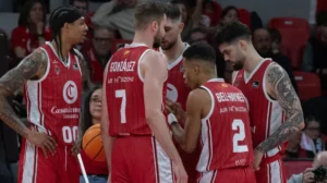 El quinteto del Casademont Zaragoza se reúne en un momento del partido ante Dreamland Gran Canaria. Foto: José Miguel Marco