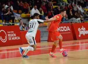 Pablo Ramírez aguanta el balón con Churrasco pegado a él. Fuente: Jimbee Cartagena