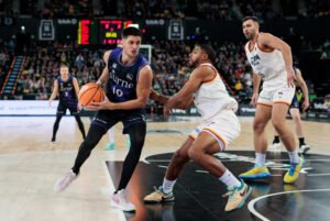 Krampelj tiene con el balón en la zona mientras que David DeJulius trata de posicionarse. Fuente: UCAM Murcia