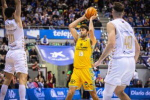 Mikey Tobey busca a quien pasar la pelota. Fuente: Dreamland Gran Canaria web