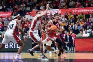 Toni Nakic, jugador del UCAM Murcia, trata de ejecutar un tiro. Foto: Javier Bernal