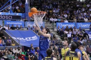Ethan Happ, jugador de El San Pablo Burgos, anota a placer en el partido contra La Laguna Tenerife. Foto: Javier Renuncio "Jenga"