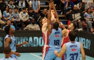 Sander Raieste tira muy forzado debido a la defensa de Sakho. Fuente: Campo atrás web