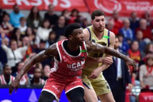 Devontae Cacok, jugador del UCAM Murcia, pelea junto a Joel Parra por la posición en el rebote. Foto: Javier Bernal