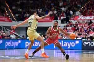 David DeJulius busca a quién pasarle la pelota con Laprovittola muy pegado. Foto: Javier Bernal