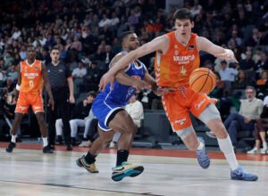 Jaime Pradilla se marcha con facilidad de David DeJulius. Foto: Miguel Ángel Polo