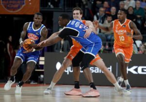 Moussa Diagne le pasa el balón a Dylan Ennis en un momento del Valencia Basket - UCAM Murcia. Foto