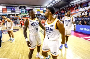 Dylan Ennis y David DeJulius celebran el triunfo del UCAM Murcia en el Nou Congost. Fuente: ACB