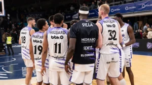 Los jugadores del Surne Bilbao se juntan tras vencer en la pista del Morabanc Andorra. Fuente: ACB