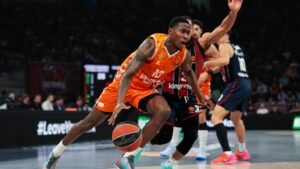 Omari Moore se marcha de Markquis Nowell, jugador del Baskonia, en el partido del pasado jueves en la Euroliga. Fuente: Valencia Basket web