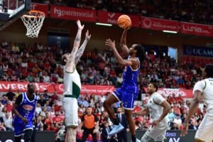 Michael Forrest, jugador del UCAM Murcia. tira por encima de Olek Balcerowski, jugador del Unicaja Málaga. Foto: Javier Bernal