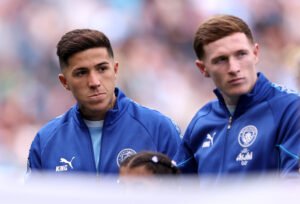 Enzo Fernández y Elliot Anderson son la pareja de centrocampistas más solvente del arranque de esta Premier League.