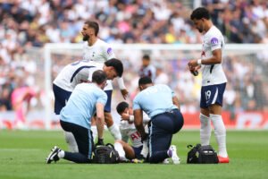 Pedro Porro cae lesionado antes de acudir a la convocatoria de la Selección Española. Fuente: Alex Pantling / Getty Images.