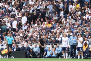 La afición abandona el Tottenham Hotspur Stadium con el 0-3 de Buendía. Fuente: Michael Steele / Getty Images.